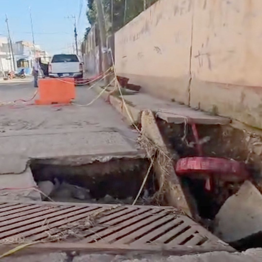 Vecinos temen que una persona sufra un accidente si cae al socavón.